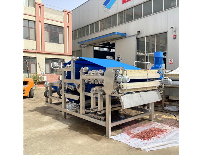 某食品廠訂購(gòu)的1臺(tái)帶式榨汁機(jī)，試機(jī)檢驗(yàn)合格準(zhǔn)備發(fā)貨！