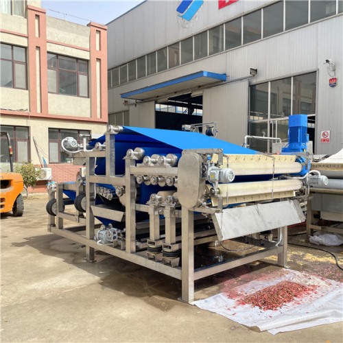 某食品廠訂購的1臺帶式榨汁機，試機檢驗合格準(zhǔn)備發(fā)貨！